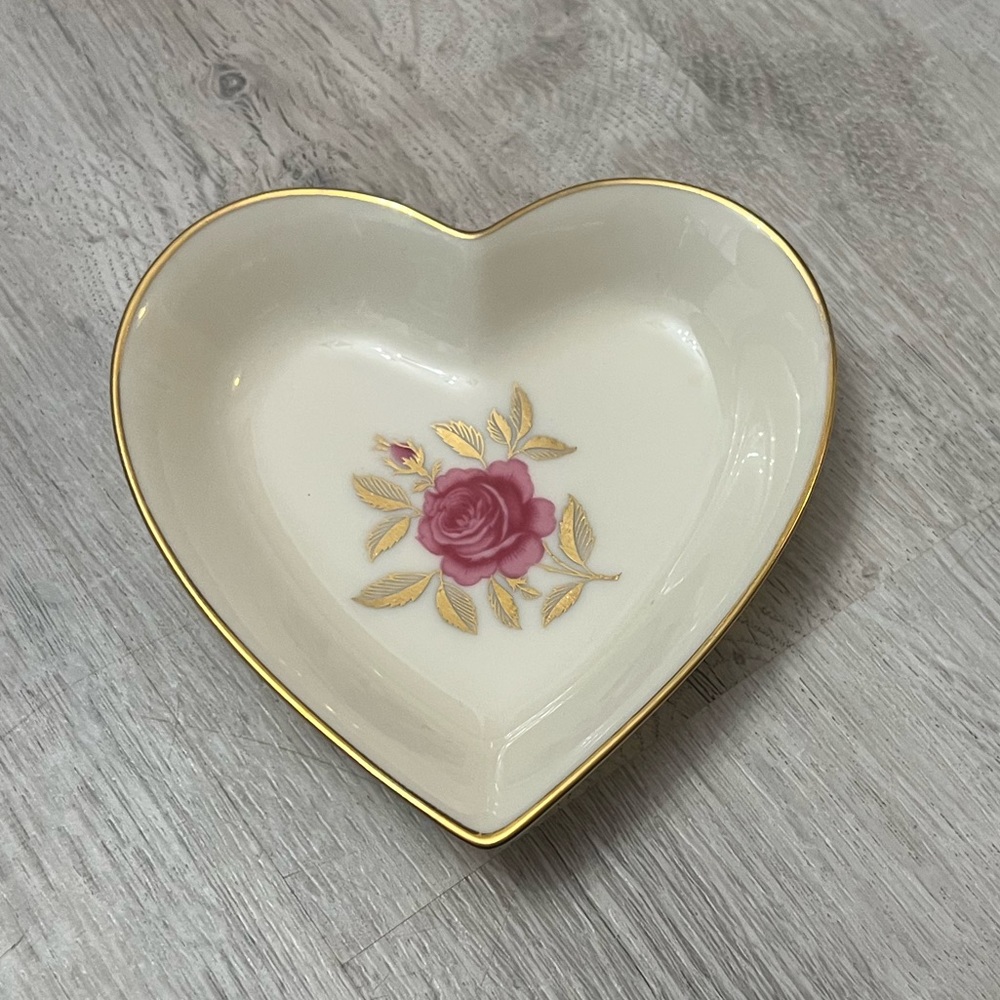 ⭐️MUST SELL⭐️⭐️ 2 DAYS ONLY SMALL ROSE JEWELRY DISH!!!🌹🌹🌹